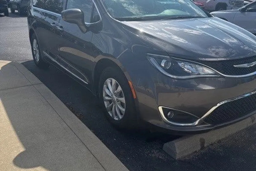2018 Chrysler Pacifica Touring L photo 1