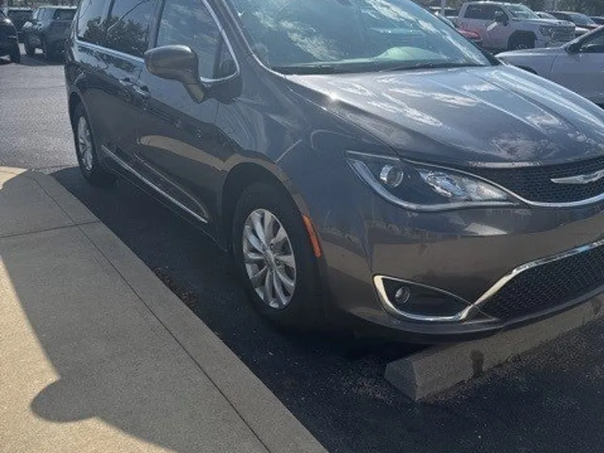 2018 Chrysler Pacifica Touring L photo 1
