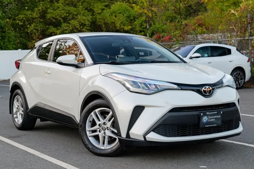 2020 Toyota C-HR LE photo 1