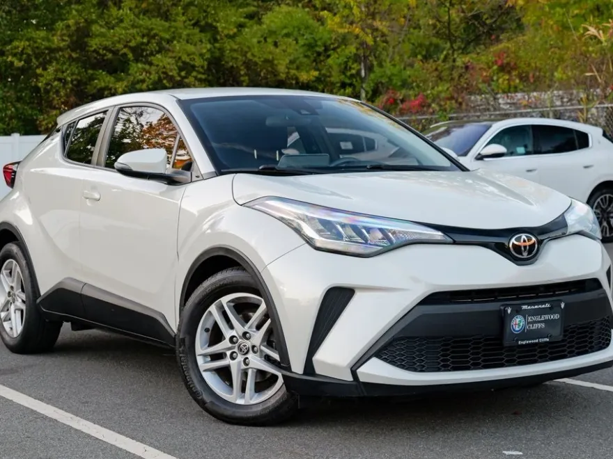 2020 Toyota C-HR LE photo 1