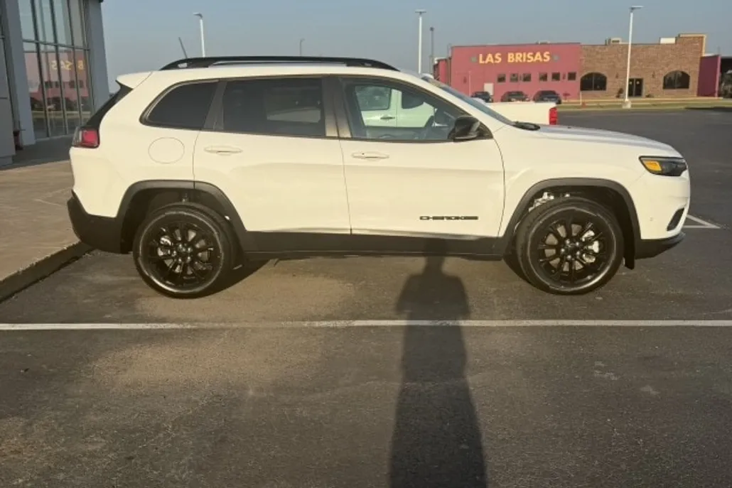 2023 Jeep Cherokee Altitude Lux photo 1