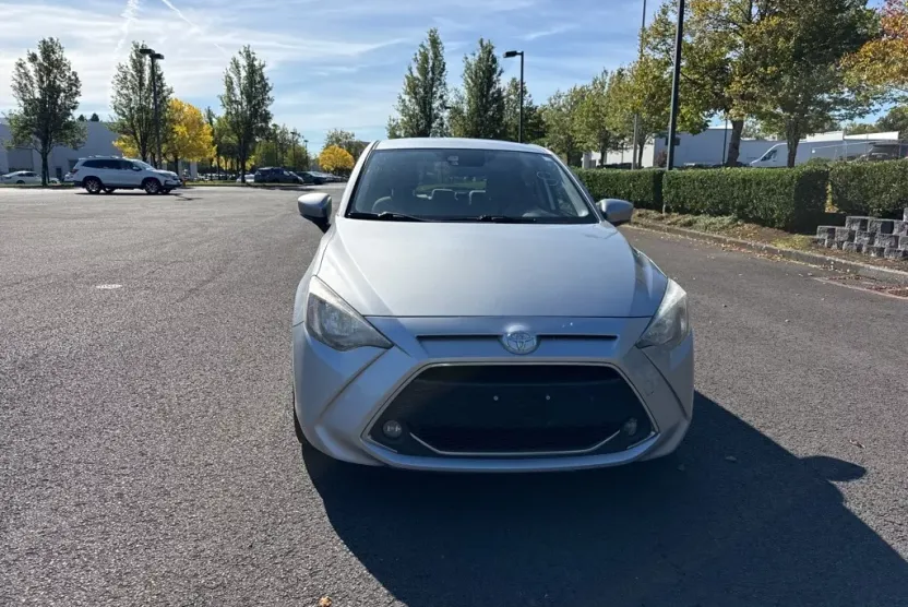 2020 Toyota Yaris LE photo 1