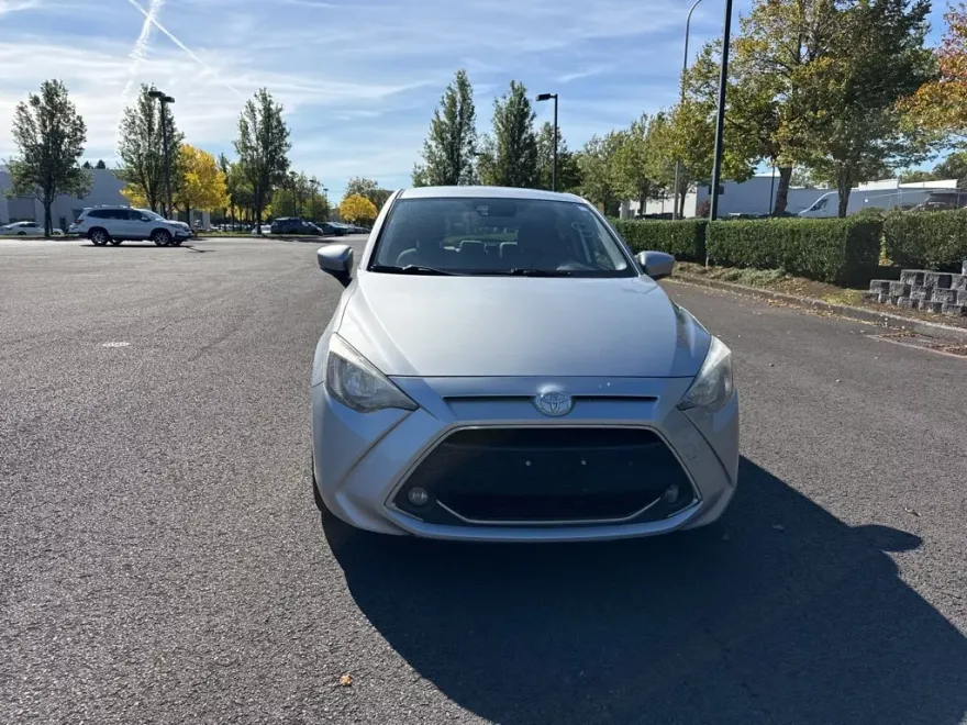 2020 Toyota Yaris LE photo 1