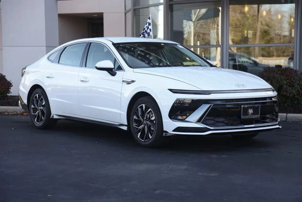 2025 Hyundai Sonata SEL photo 1