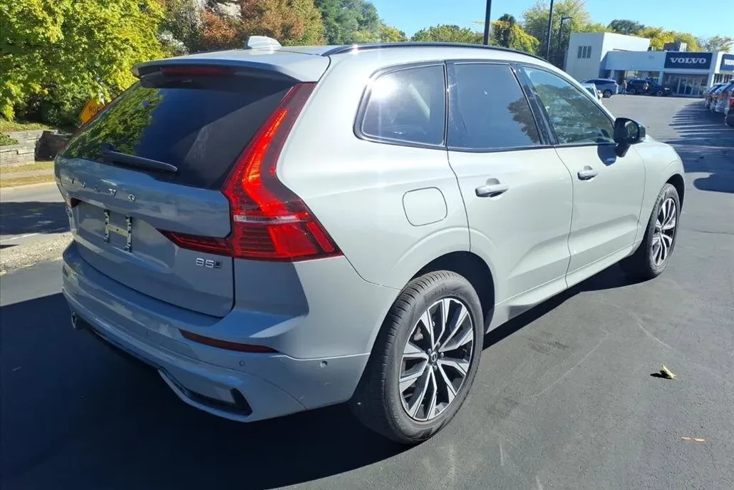 2025 Volvo XC60 B5 Plus photo 1