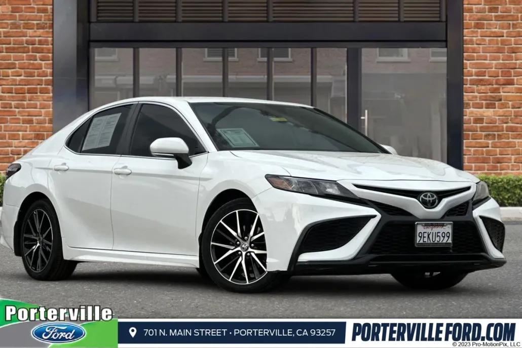 2023 Toyota Camry SE photo 1
