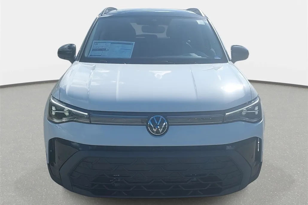 2025 Volkswagen Taos SE photo 1