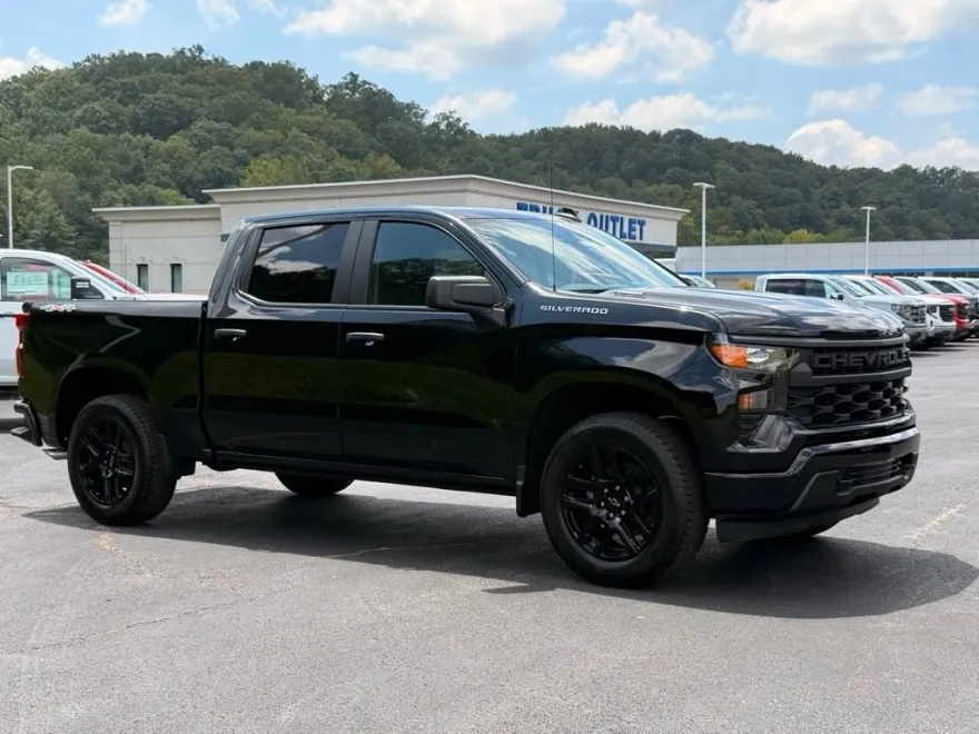 2026 Chevrolet Silverado 1500 Custom photo 1