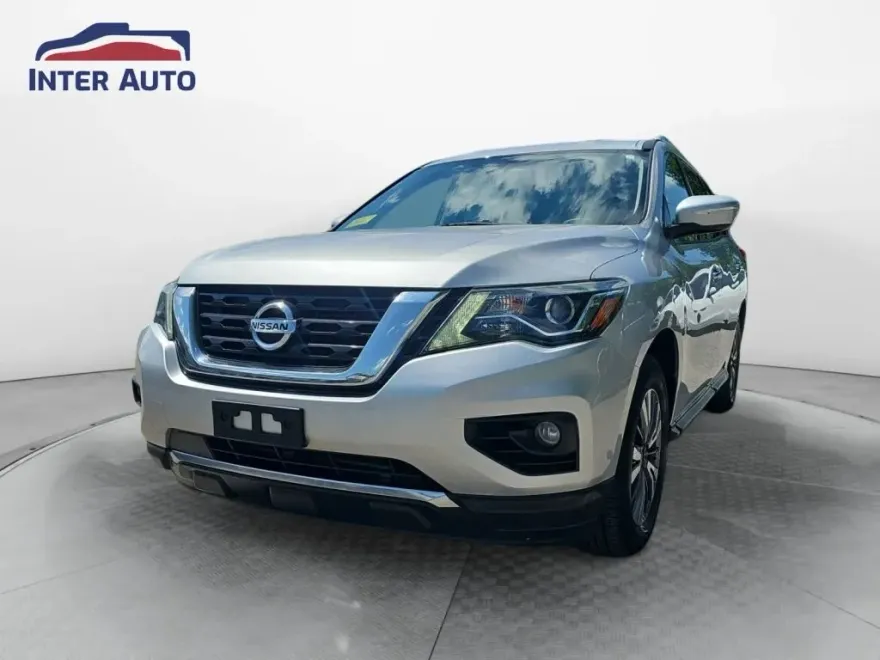 2017 Nissan Pathfinder SV photo 1