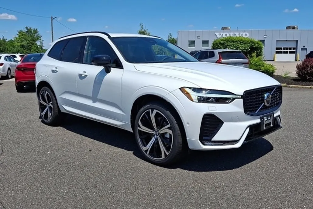 2025 Volvo XC60 B5 photo 1