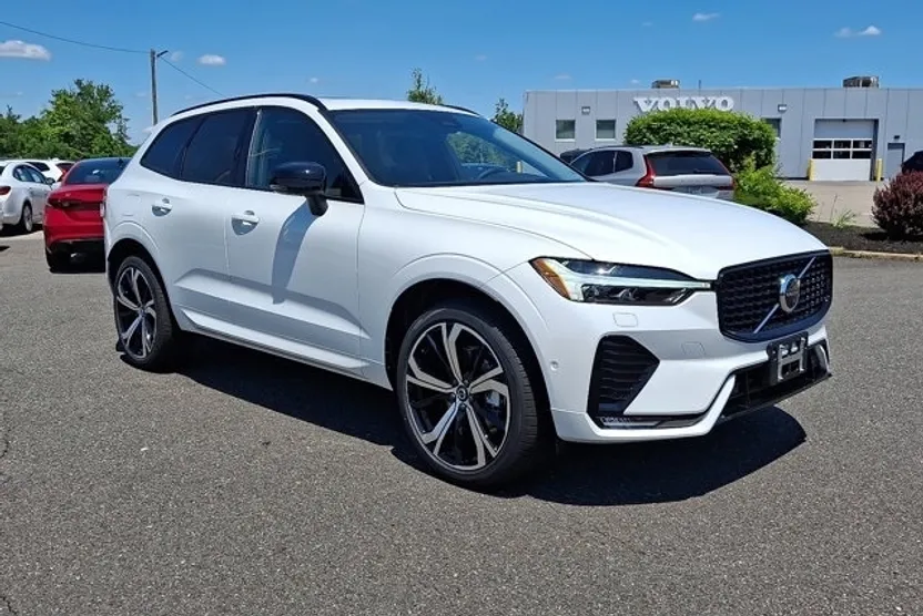 2025 Volvo XC60 B5 photo 1
