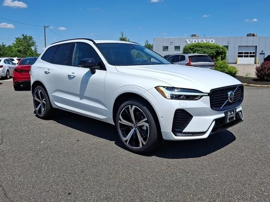 2025 Volvo XC60 B5 photo 1