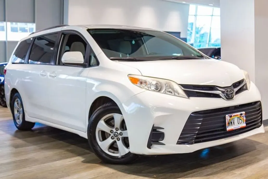 2020 Toyota Sienna LE photo 1