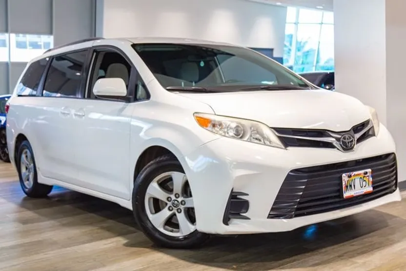2020 Toyota Sienna LE photo 1
