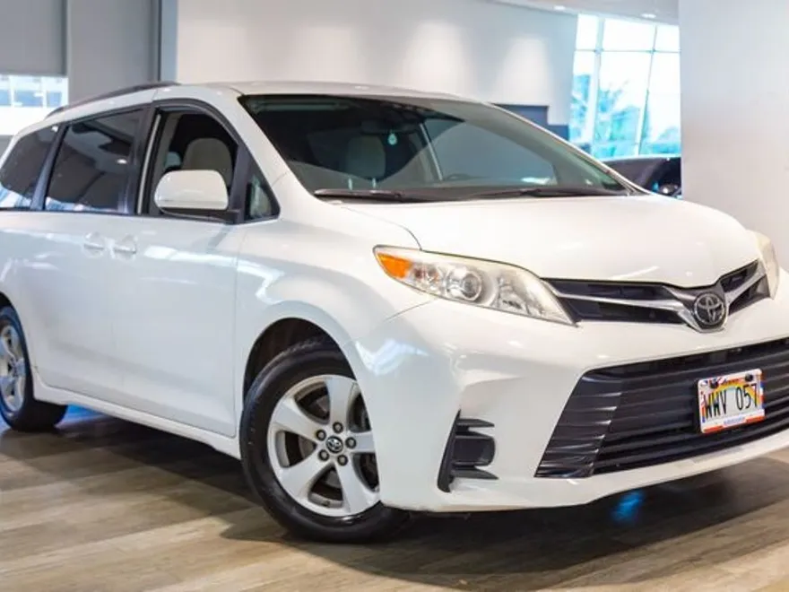 2020 Toyota Sienna LE photo 1
