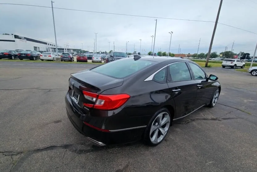 2018 Honda Accord Touring photo 1