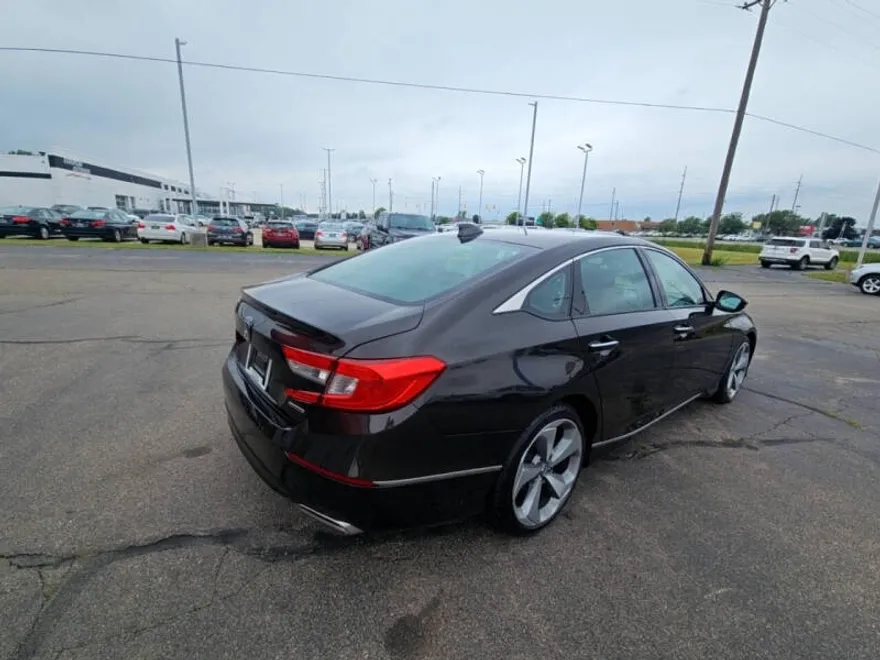 2018 Honda Accord Touring photo 1