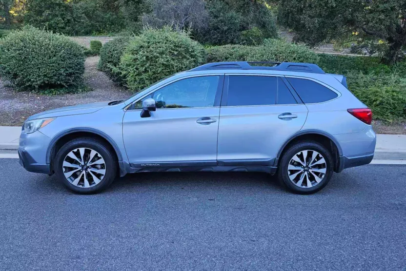 2017 Subaru Outback 3.6R Limited photo 1
