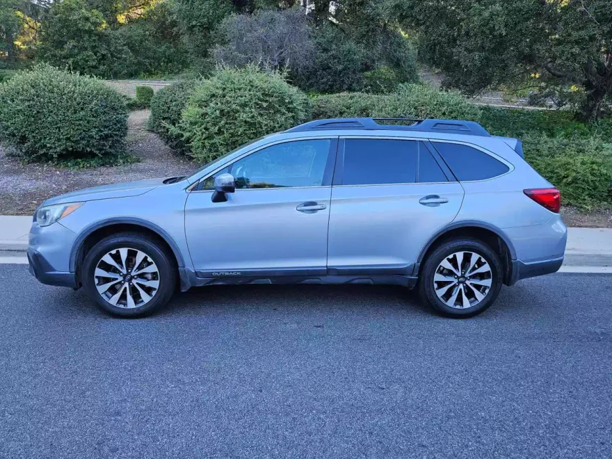 2017 Subaru Outback 3.6R Limited photo 1