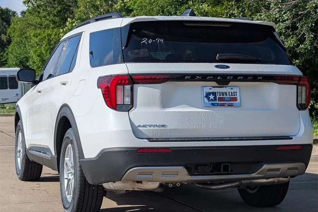 2025 Ford Explorer photo 1