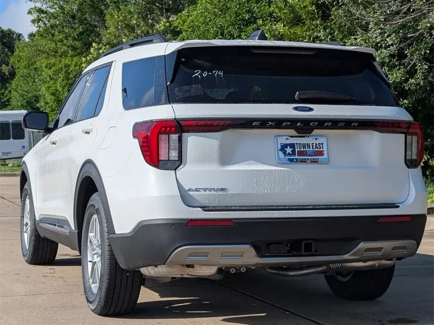 2025 Ford Explorer photo 1
