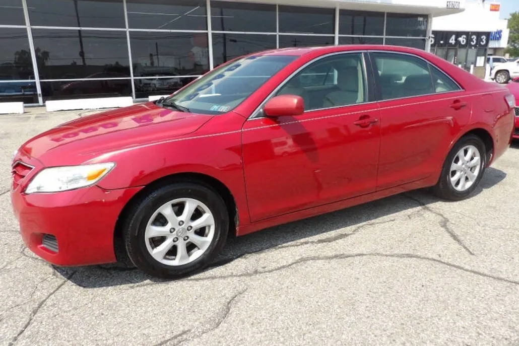 2010 Toyota Camry LE photo 1