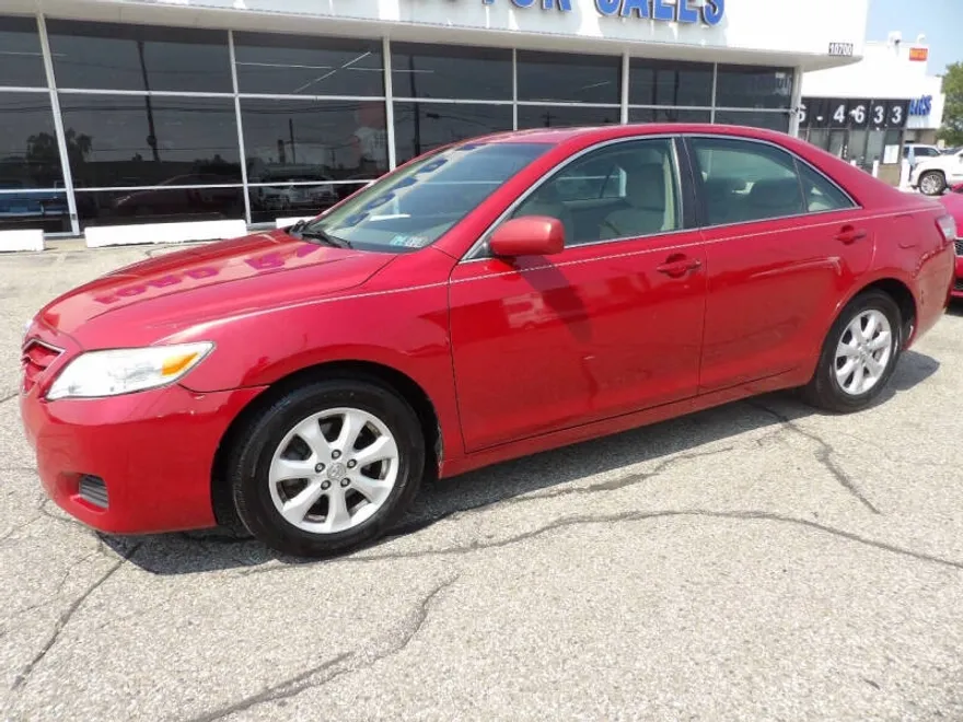 2010 Toyota Camry LE photo 1