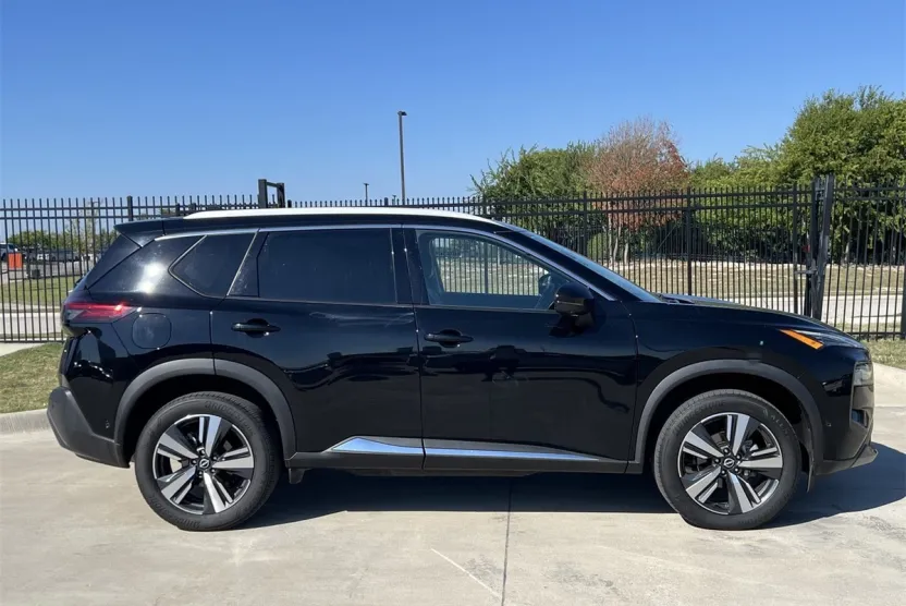 2023 Nissan Rogue SL photo 1