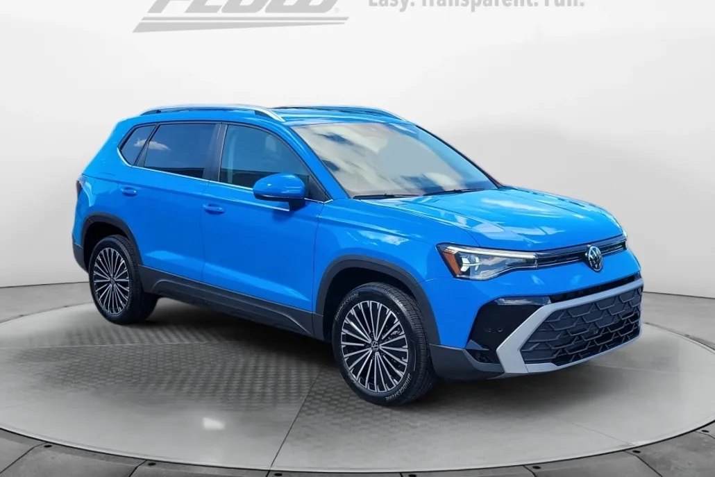 2025 Volkswagen Taos SE photo 1