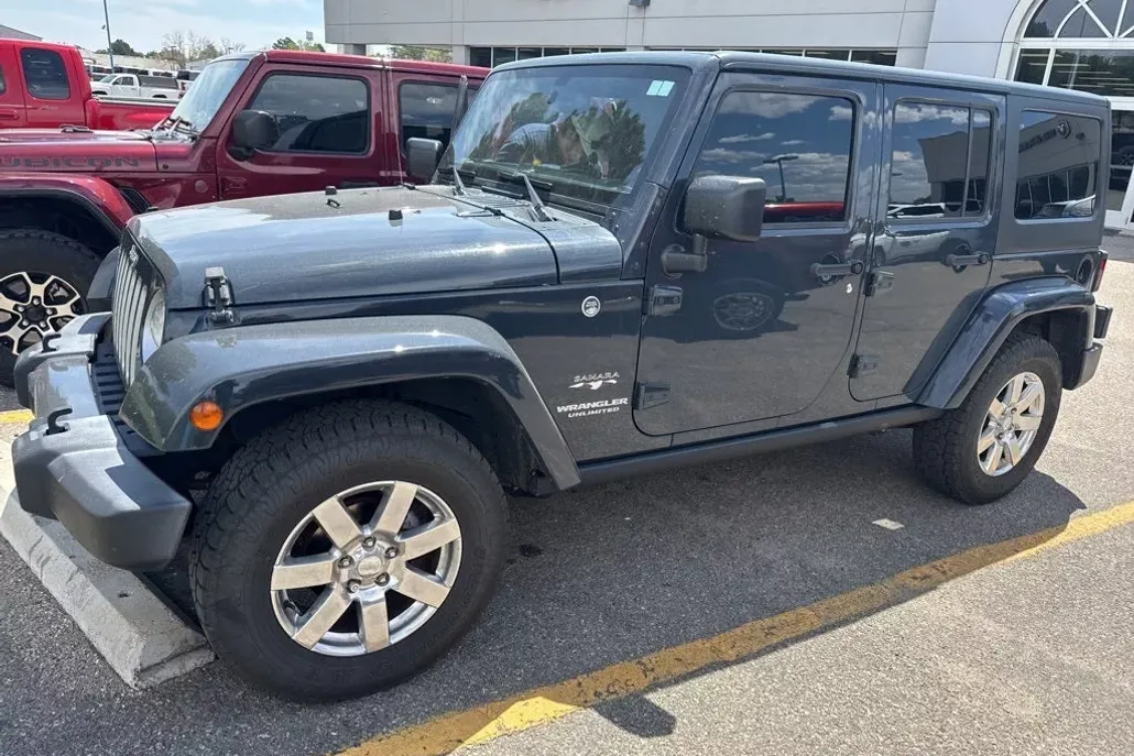 2017 Jeep Wrangler Unlimited Sahara photo 1