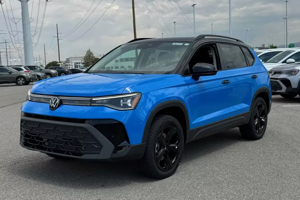 2025 Volkswagen Taos SE photo 1