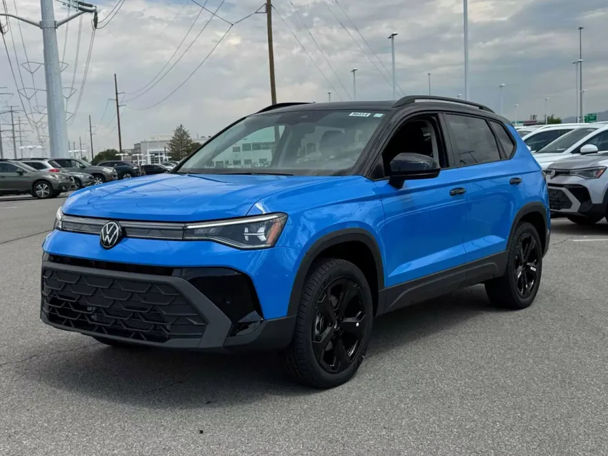 2025 Volkswagen Taos SE photo 1