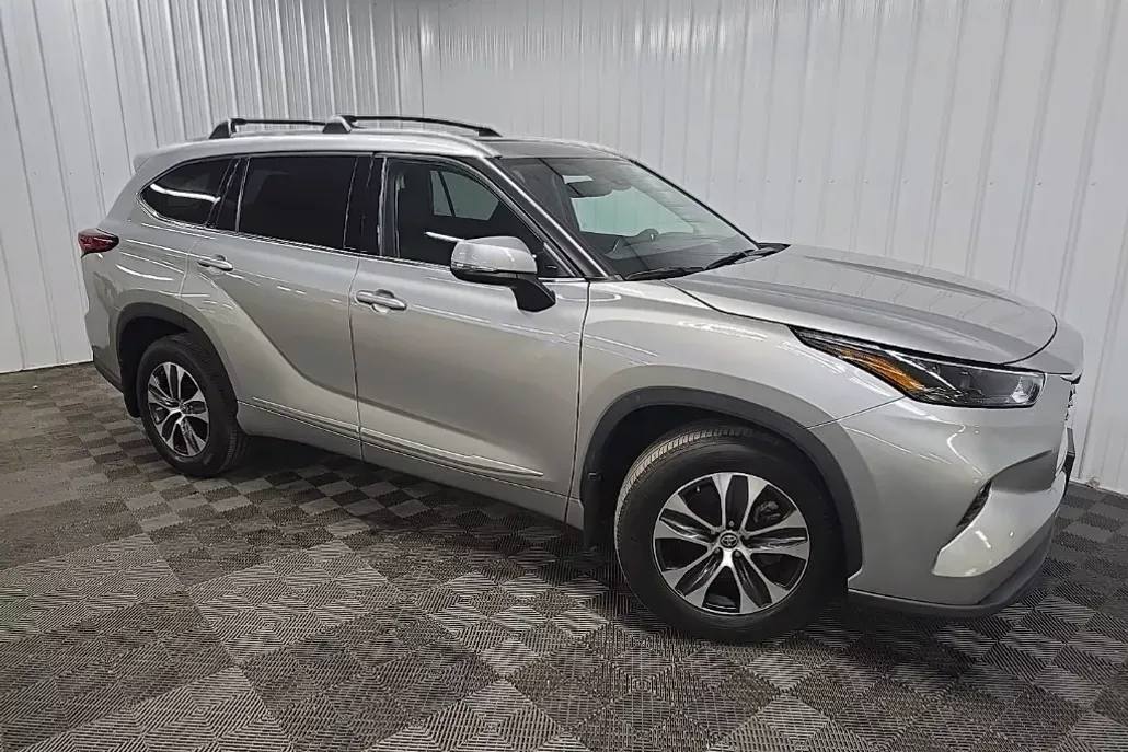 2022 Toyota Highlander XLE photo 1