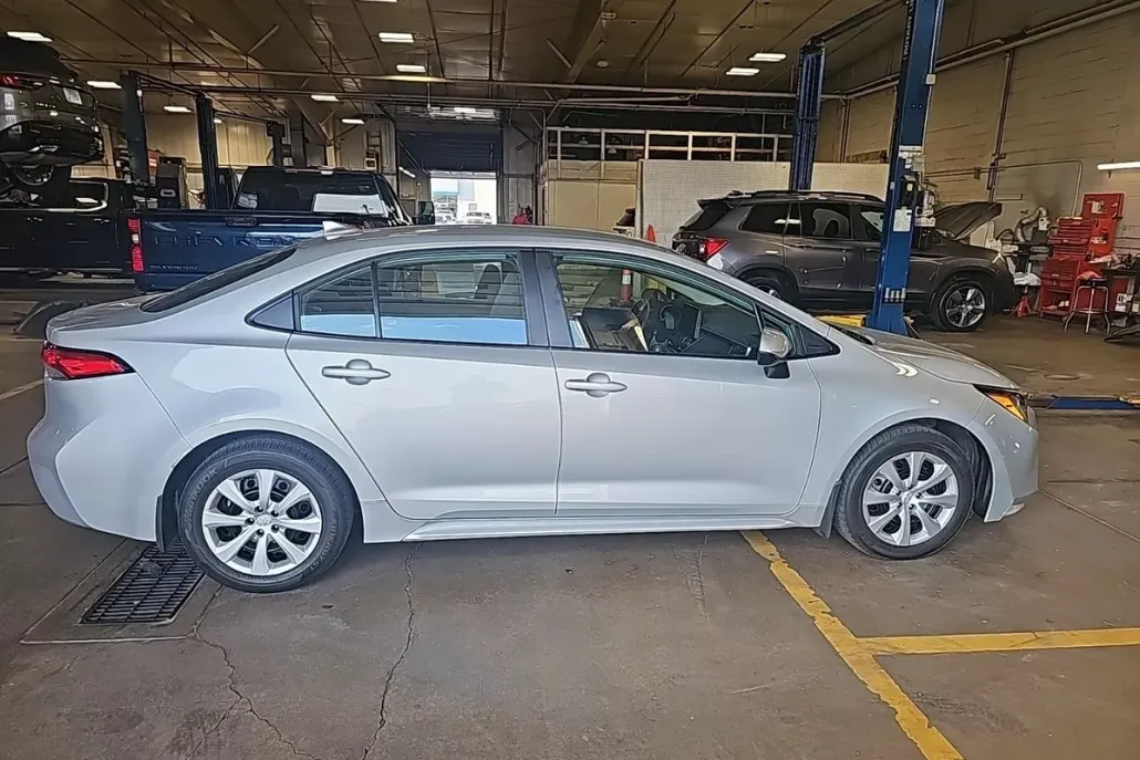 2024 Toyota Corolla LE photo 1