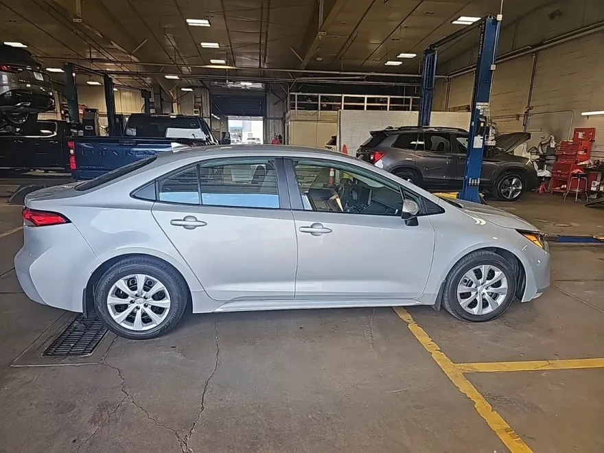 2024 Toyota Corolla LE photo 1