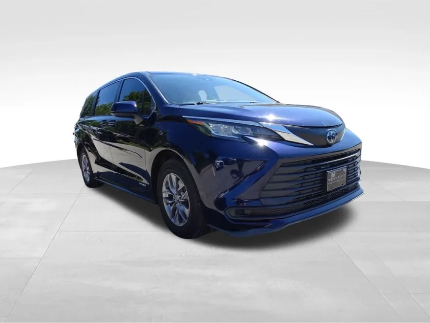 2021 Toyota Sienna LE photo 1
