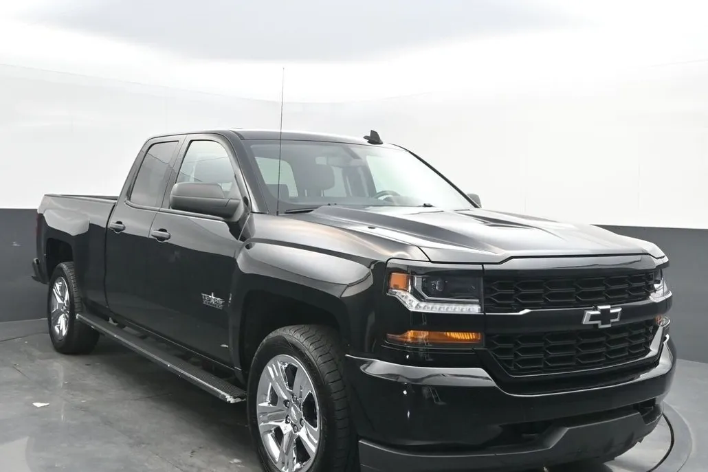 2019 Chevrolet Silverado 1500 Custom photo 1