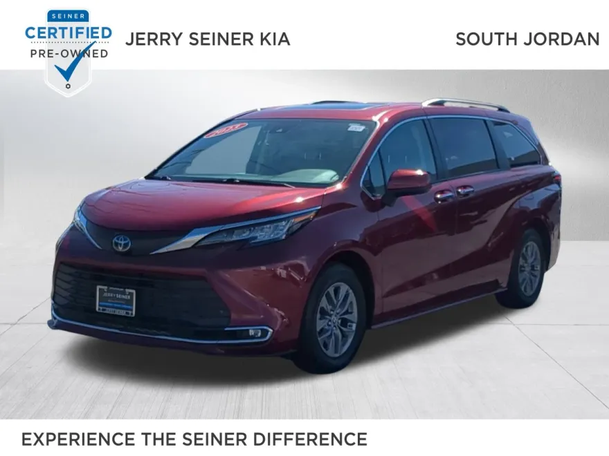2023 Toyota Sienna XLE photo 1
