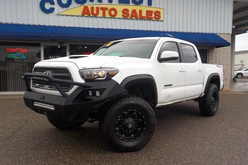 2016 Toyota Tacoma TRD Sport photo 1