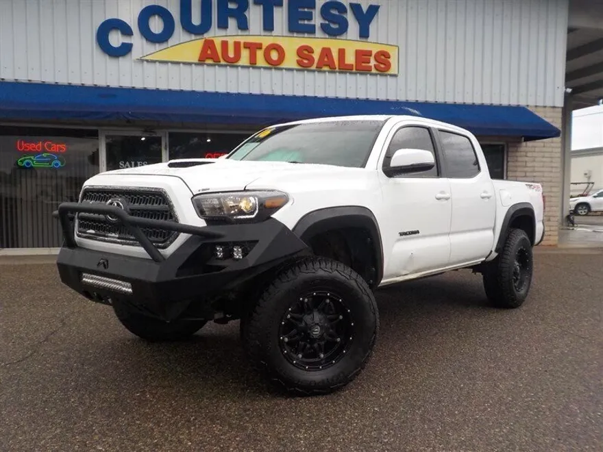 2016 Toyota Tacoma TRD Sport photo 1