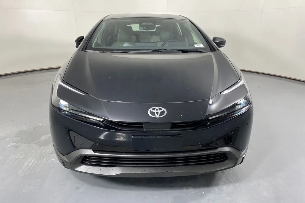 2025 Toyota Prius LE photo 1