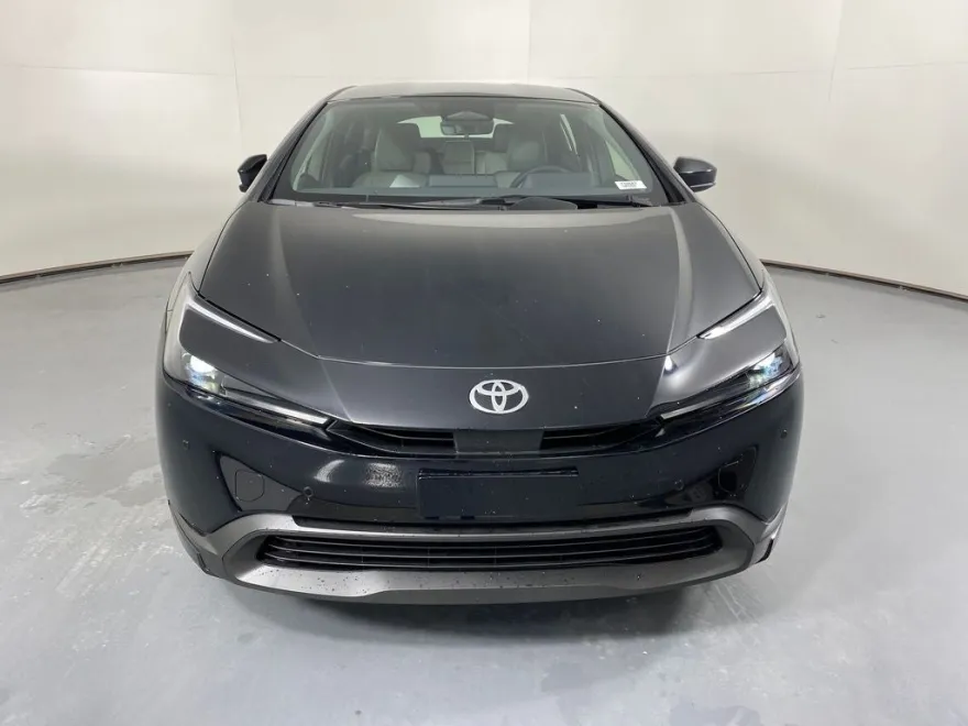 2025 Toyota Prius LE photo 1