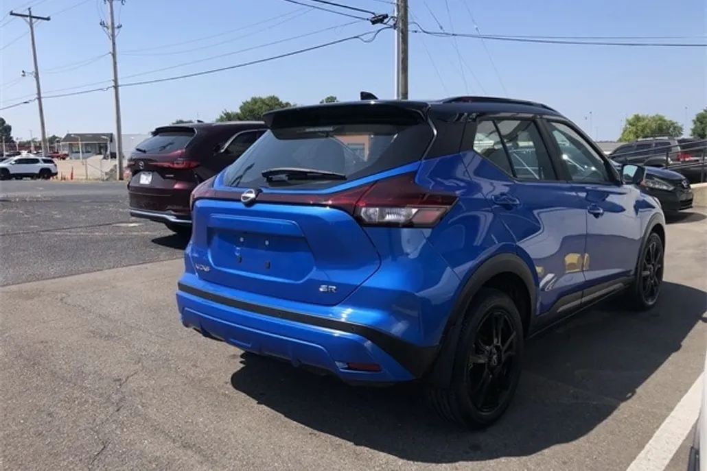 2024 Nissan Kicks SR photo 1