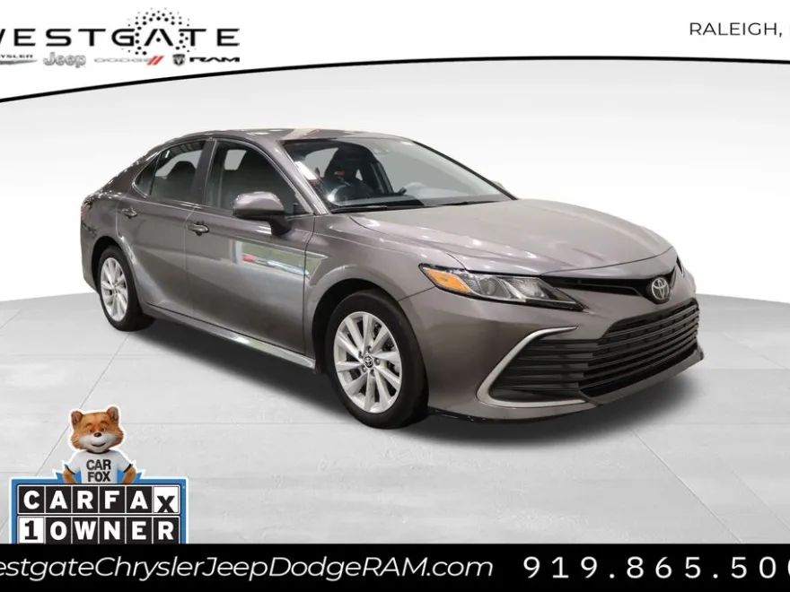 2022 Toyota Camry LE photo 1