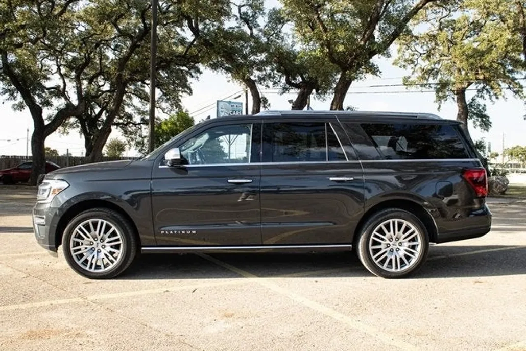 2023 Ford Expedition MAX Platinum photo 1
