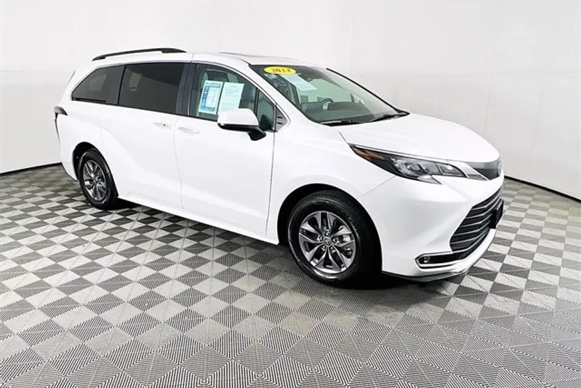 2024 Toyota Sienna XLE photo 1
