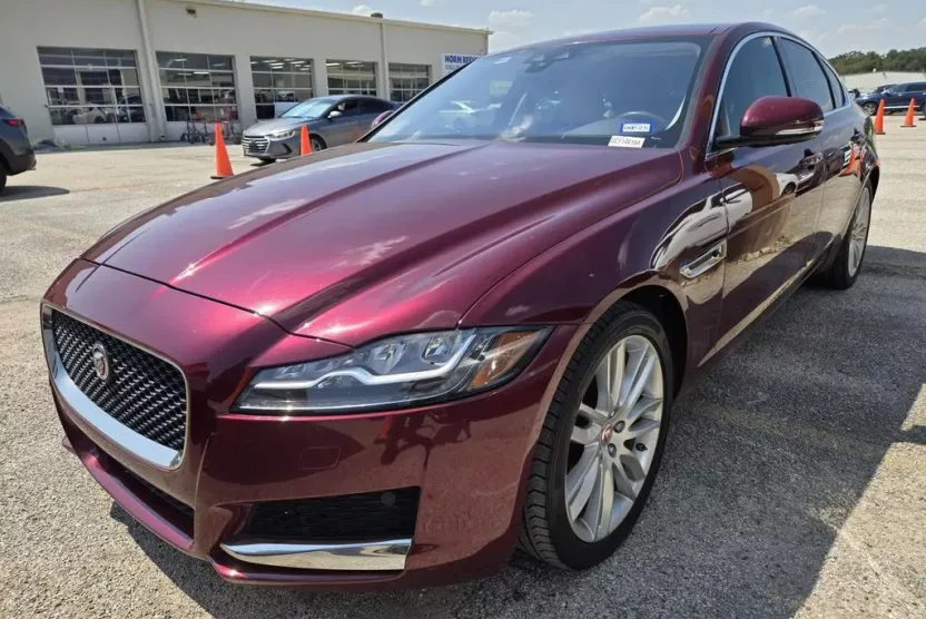 2016 Jaguar XF Prestige photo 1