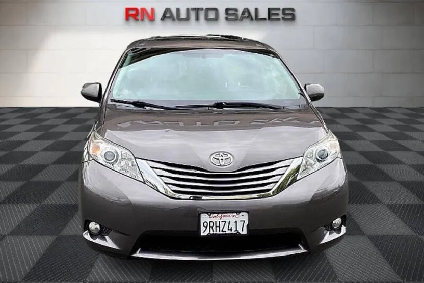 2015 Toyota Sienna XLE Premium photo 1