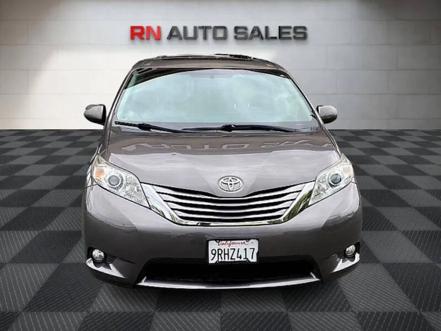 2015 Toyota Sienna XLE Premium photo 1