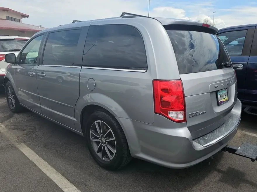 2017 Dodge Grand Caravan SXT photo 1